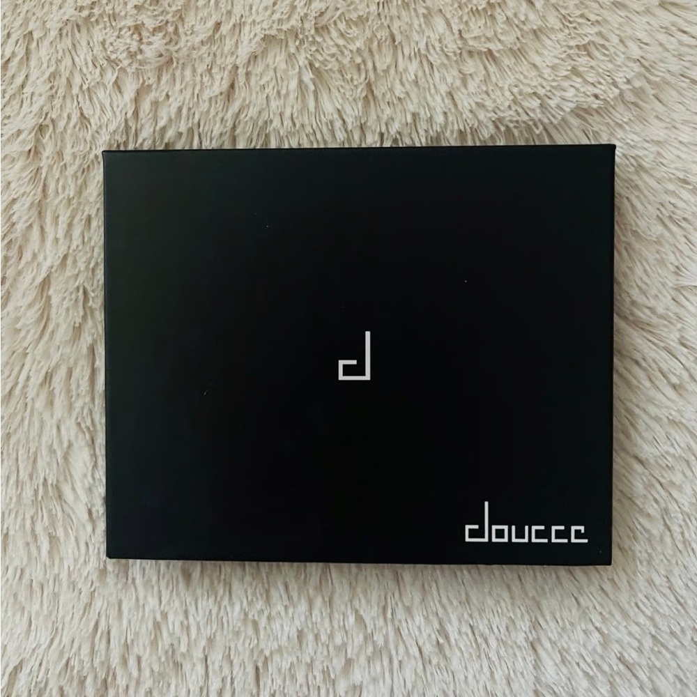 Doucce “On The Go” Eyeshadow and Face Palette 🤍 NWT - Picture 2 of 3